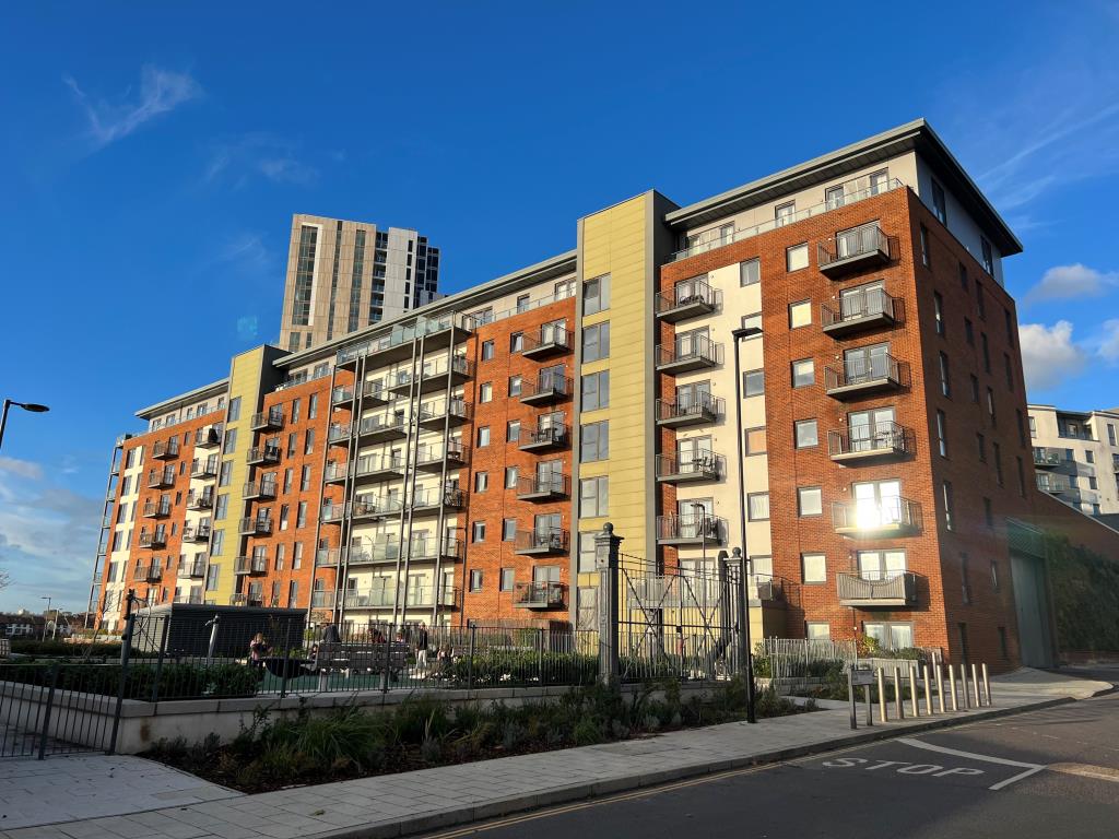 Lot: 131 - TWO-BEDROOM FLAT WITH PARKING FOR INVESTMENT OR OCCUPATION -